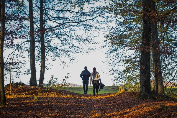 Pareja Joven Ido Excursión Vista Trasera Acaba Salir Del Bosque — Foto de Stock