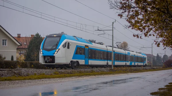 Moderní Bílý Modrý Osobní Vlak Projíždějící Dešti Deštivé Dojíždění Moderním — Stock fotografie