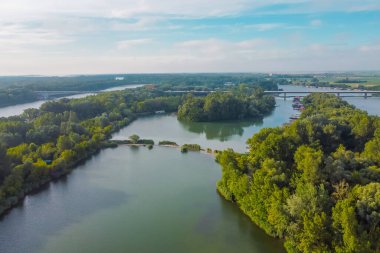 Slovakya 'nın Bratislava yakınlarındaki Donau nehrinin hava manzarası güneşli bir sabahta Petrzalka bölgesinden görüldü..