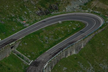 Romanya 'nın Transfagarasan geçidinde yaz mevsiminde, kıvrımlı yollarda yükselen destansı virajın ayrıntıları. Fagaras dağ sırasını geçen yol