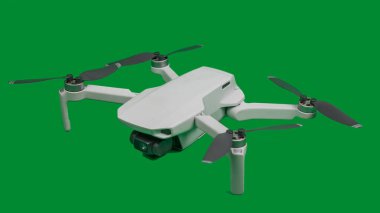Yeşil arka planda oturan küçük modern dron veya kuadkopter, izole edilmiş. Küçük drone, modern teknolojinin harikası.