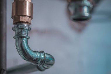 Virajdaki metal bir ısıtma borusunun ayrıntıları. Görünür bitmiş tüp ve tüpü sıkıştırmak için yer.