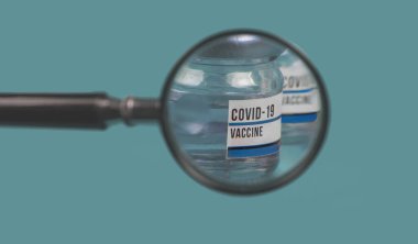 Sorgulanabilir Covid 19 koronavirüs aşısı. Covid 19 aşısı için hazır mıyız? Yeterince güvenli mi? Corona virüsü aşısının güvenliği kavramı.
