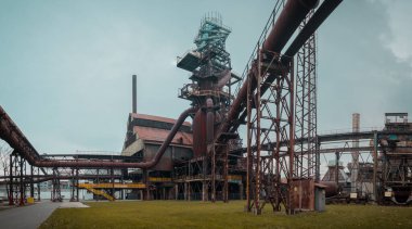 Sıkıcı gri bir günde, Ostrava 'daki eski dökümhane veya çelik fabrikasının kurbağa görüntüsü.