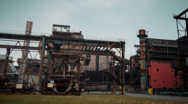Sıkıcı gri bir günde, Ostrava 'daki eski dökümhane veya çelik fabrikasının kurbağa görüntüsü.