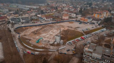 Slovenya 'nın Ljubljana kentindeki Koseze ilçesindeki yeni şehir bloklarının hava aracı manzarası. Soğuk ama kurak kış zamanında geniş bir manzara..