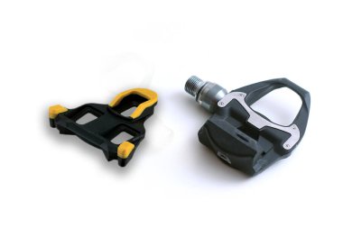 Farklı stillerde modern bisiklet pedalları ve beyaz arka planda izole edilmiş klipler..