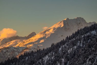 Brig Vadisi 'nin yukarısındaki İsviçre Alplerinde kış mevsimi, Simplon Geçidi' nden gün batımında izleniyor.