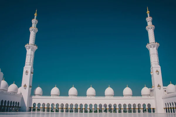 阿布扎比著名的谢赫扎耶德清真寺 在阳光灿烂的日子里是世界上最大的清真寺的内景 — 图库照片