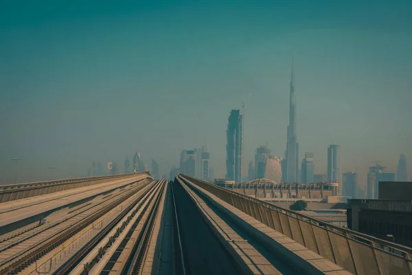 Kilátás Metró Dubai Felé Fenséges Házak Magas Felhőkarcolók Modern Közlekedési — Stock Fotó