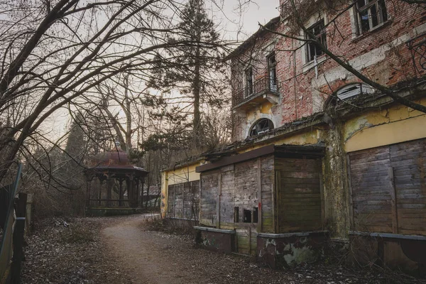 Casa Abbandonata Bellevue Point Lubiana Tavole Legno Visibili Finestre Facciata — Foto Stock