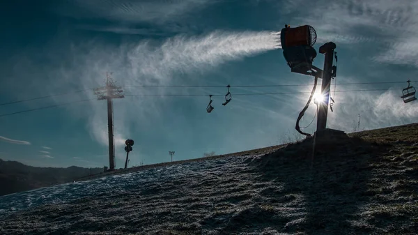 Silhueta Canhão Neve Fabricante Neve Artificial Uma Pista Esqui Dia — Fotografia de Stock