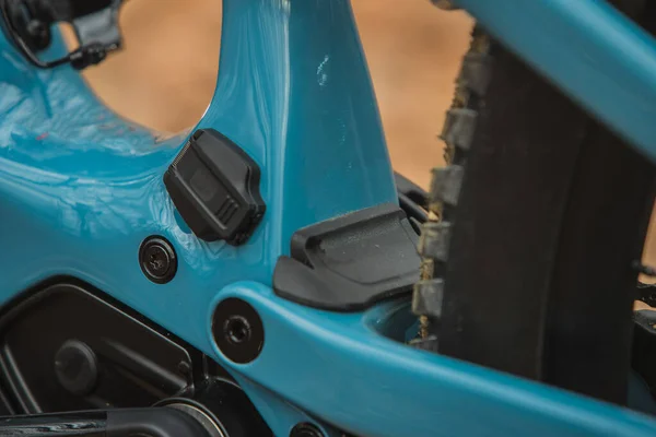 Λεπτομέρειες Για Ηλεκτρικό Ποδήλατο Βουνού Μπλε Χρώμα Ορατή Υποδοχή Φόρτισης — Φωτογραφία Αρχείου