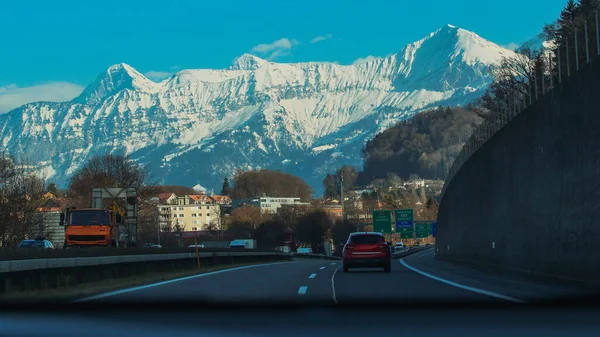 Auto Estrada Suíça Com Visibile Algum Tráfego Montanhas Majestosas Fundo — Fotografia de Stock