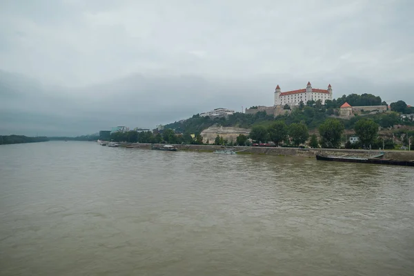 Унылая Панорама Города Братиславы Нового Моста Смотрящая Замок Над Рекой — стоковое фото