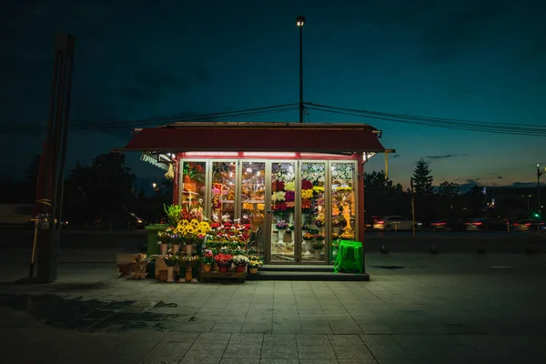Gece Vakti Yol Kenarındaki Çiçekçide Gecenin Geç Saatlerinde Neon Işıklarının — Stok fotoğraf