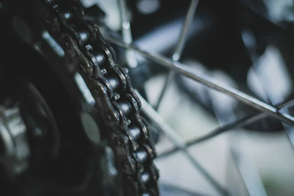 Arka Direğe Monte Edilmiş Bir Motosiklet Zincirinin Ayrıntıları Bisiklet Zincirinin — Stok fotoğraf
