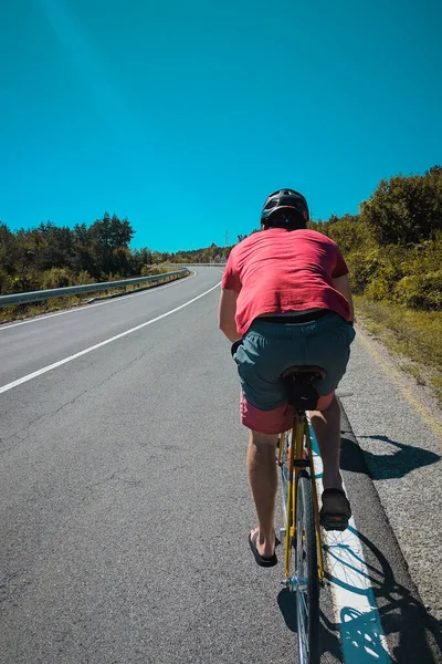 Cycliste Route Avec Des Tongs Des Sandales Profite Une Belle — Photo