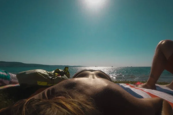 Back View Woman Sunbathing Front Majestical Ocean Sexy Photo Sunbathing — ストック写真