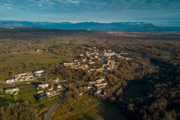 Malá Slovinská Vesnice Tomacevica Uprostřed Krasu Nebo Carso Regionu Slovinsku — Stock fotografie