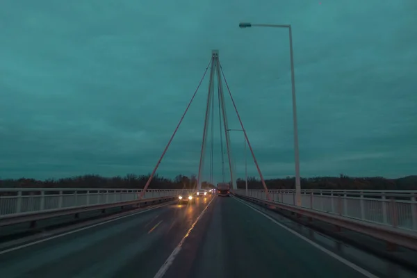 Bewölkt Und Regnerisch Auf Einer Betonhängebrücke — Stockfoto