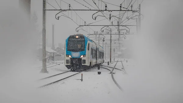 Moderna Pendeltåg Rusar Genom Det Täta Snöfallet Eller Snön Som — Stockfoto