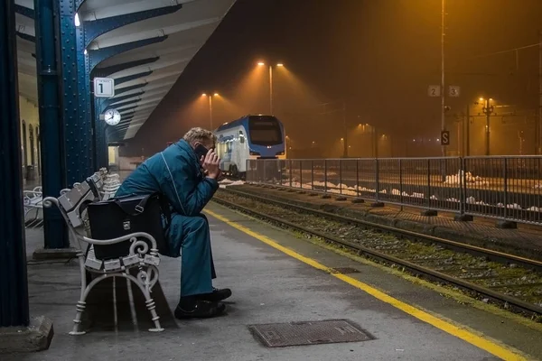 Anonym Lokförare Vilar Bänk Plattform Natten Och Väntar Att Nästa — Stockfoto