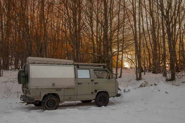 Veicolo Avventura Vintage Camper Parcheggiato Una Neve Con Catene Neve — Foto Stock
