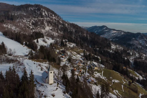 Letecký Bezpilotní Pohled Katolický Kostel Svatého Ahačije Kalise Slovinsku Slunečného — Stock fotografie