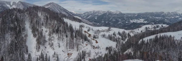 Panorama Aéreo Drones Montañas Cubiertas Nieve Alrededor Davca Zelezniki Región —  Fotos de Stock