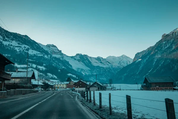 Estrada Que Leva Kandersteg Início Manhã Temperaturas Frias Majestoso Panorama — Fotografia de Stock