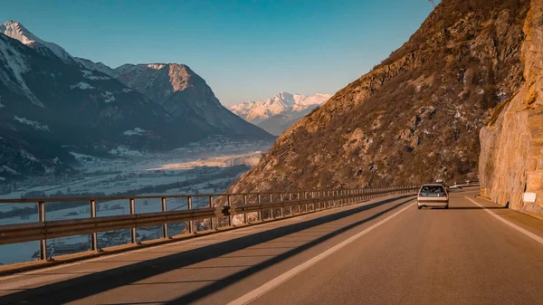 Δρόμος Στροφές Στην Ελβετία Κατηφορίζοντας Απότομα Προς Τις Πόλεις Της — Φωτογραφία Αρχείου