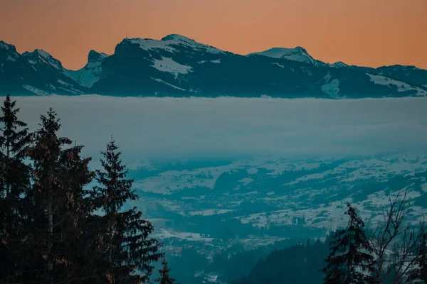 Montañas Cerca Frutigen Suiza Están Levantando Niebla Mañana Madrugada Del —  Fotos de Stock