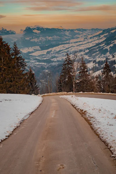 Samotna Asfaltowa Droga Prowadząca Dół Kierunku Doliny Adelboden Patrząc Kierunku — Zdjęcie stockowe