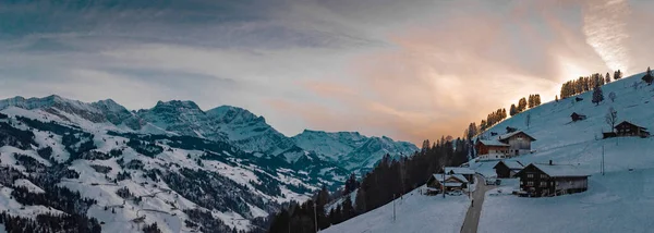 Samotné Farmy Chalupy Svahu Nad Údolím Adelboden Engstligen Podvečer Zimním — Stock fotografie