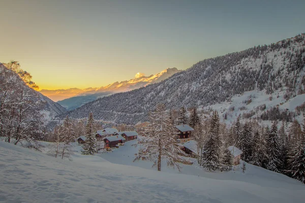 Romantické Zimní Nastavení Panorama Vesnice Alpách Blízkosti Simplon Průsmyku Švýcarsku — Stock fotografie