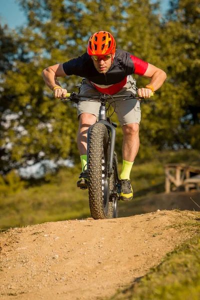 Man Fat Bike Storming Riding Downhill Professional Biker Trail Fat — Stock Photo, Image