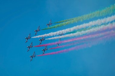 Akrobatik Freccia trecolori jet uçakları Cortina d 'Ampezzo yakınlarındaki İtalyan dolomitlerinde manevralar yapıyorlar. Alplerin derinliklerinde uçak akrobasileri.