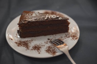 Beyaz bir tabakta servis edilen avcı pastası ya da sakhertorte. Lokantada doğal görünümlü kemirgen keki..