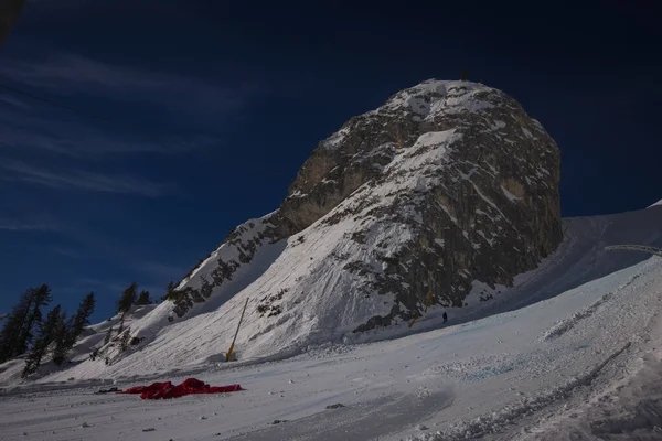 冬のピーク時にはトファナのスキー場から山頂までのリフトからの眺め コロナウイルスのロックダウンによる空席 — ストック写真