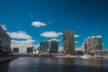 Melbourne, Avustralya 'da rıhtım manzaralı güzel bir yaz günü.