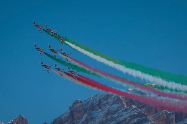 Akrobatik Freccia trecolori jet uçakları Cortina d 'Ampezzo yakınlarındaki İtalyan dolomitlerinde manevralar yapıyorlar. Alplerin derinliklerinde uçak akrobasileri.