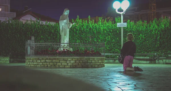 Неизвестная Женщина Молится Священном Месте Меджугорье Ночное Время — стоковое фото