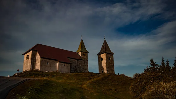 Iglesia Torre Cima Del Monte Kum Eslovenia Mañana Soleada Temprano — Foto de Stock