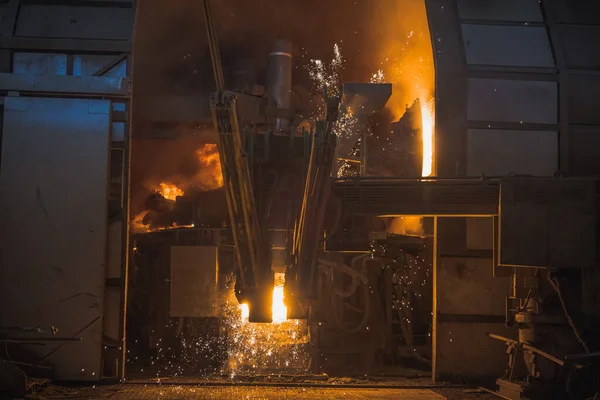 大型钢厂或炼铁炉在运行中 从废铁中注入氧气生产钢铁的工艺 火花四溅 气温上升 — 图库照片