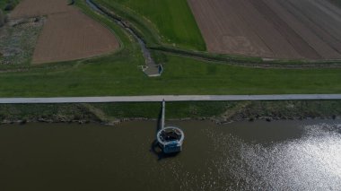 Slovenya 'nın doğusundaki Ledava Nehri' nde bir sulama ve sel önleme barajının havadan görünüşü güneşli bir yaz gününde barajın arkasındaki Ledavsk Jezero gölünü oluşturuyor..