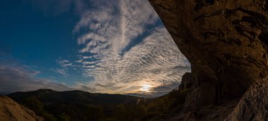 Veli Badin 'in manzarası, güneşli bir öğleden sonra, kayanın üzerine oyulmuş doğal taş uçurum. Sloven Karst 'taki görkemli kaya yapısı.