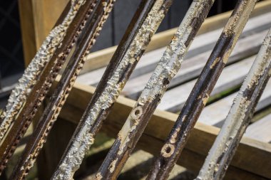 Kimyasal asit boyası çıkarıcı kullanılarak metalden eski boyaların çıkarılması. Görünür yapışkan maddeler ve çıkarılmak üzere olan boya kırışıklıkları..