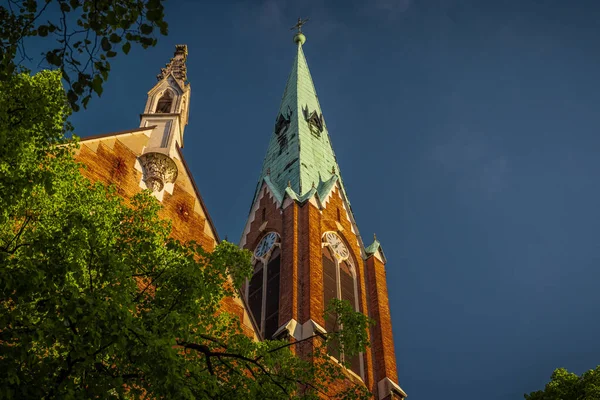 Röd Tegelkyrka Med Grönt Tak Tabor Område Ljubljana Upplyst Morgonsol — Stockfoto