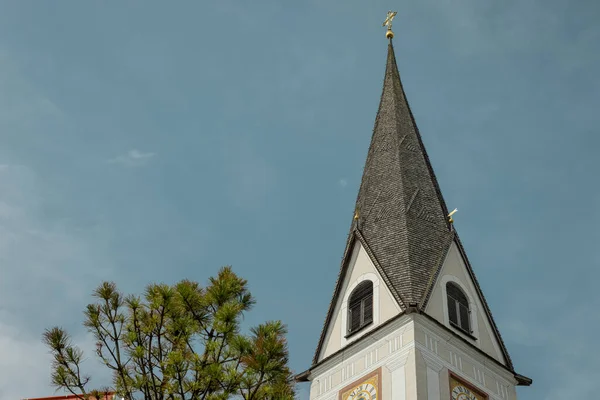 Pohled Zvonici Místního Kostela Reith Blízkosti Kitzbuhel Rakousku Zataženém Letním — Stock fotografie